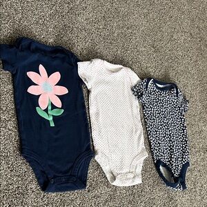 LIKE NEW/NEW super soft Carter’s 6M onesie bundle w/floral/polka dot/heart print
